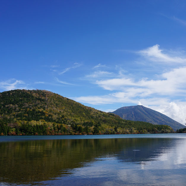 日光湯元 奥日光さんぽ 日本百名山男体山と湯ノ湖を背景にお散歩